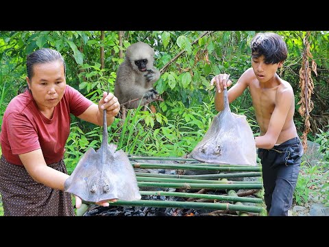 Survival skills-Man with woman found stingray for grilled -Eating delicious