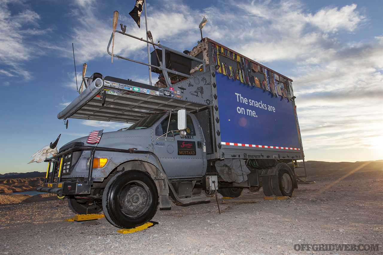 Snakpak: A Pilot’s Off-Grid Home on Wheels