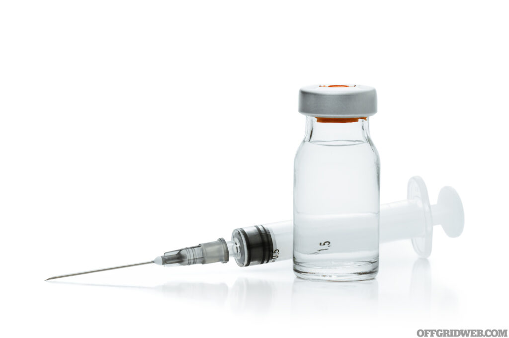 Studio photo of an insulin vial and syringe.