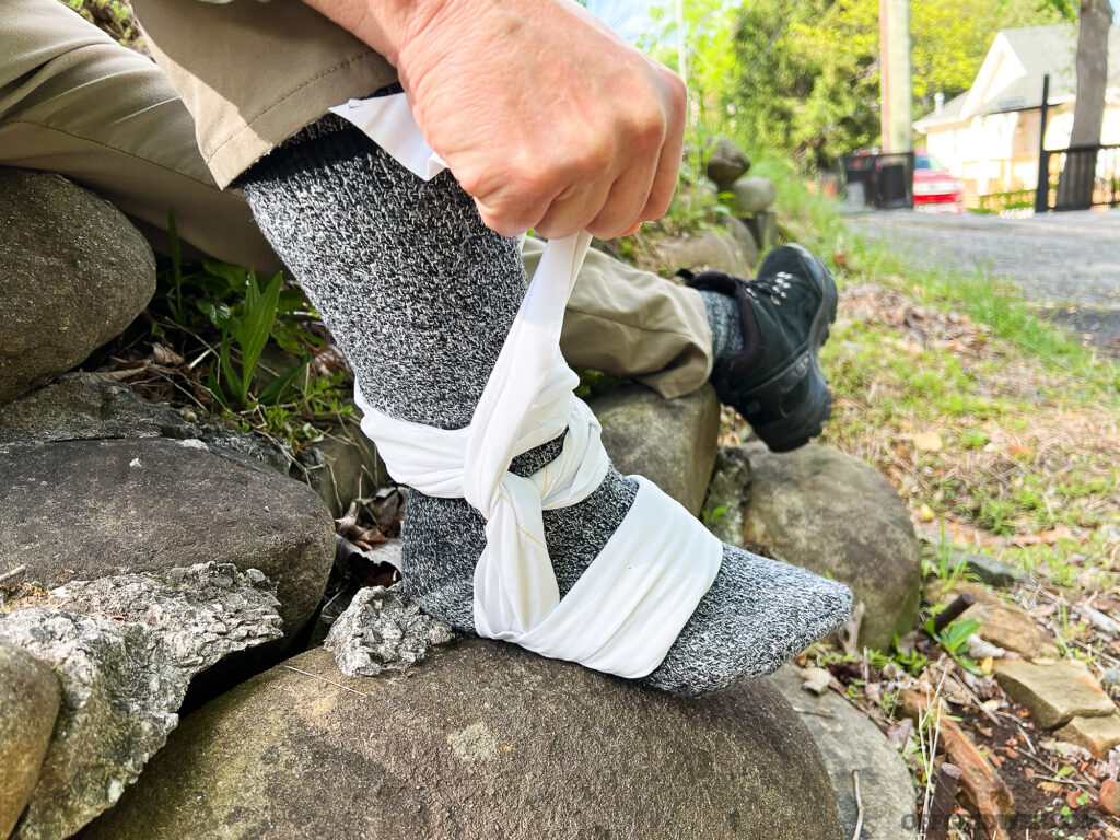 Stabilizing an ankle supporting bandage.