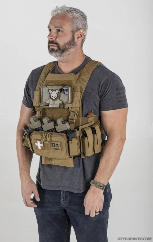 A man wearing a the INCOG plate concealable plate carrier.