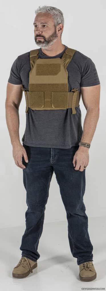 A man wearing a plate carrier.