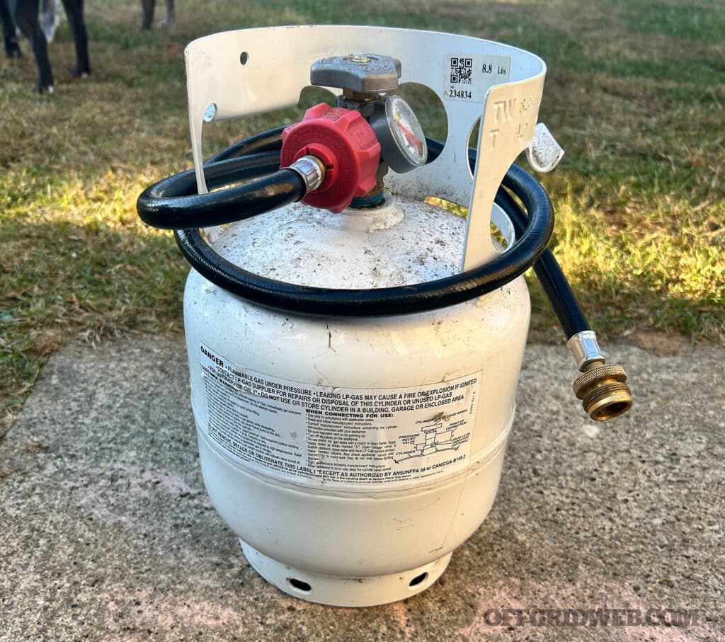 image of a propane fuel tank